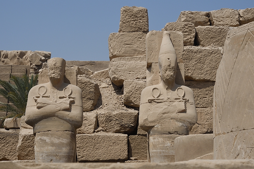 52 MAK_6175.jpg - Figure in posa mummiforme, un gesto tipico delle rappresentazioni del dio dei morti, una potrebbero rappresentare il faraone Ramesse II nelle spoglie di Osiride. Entrambe le statue tengono in mano il simbolo dell'ankh, noto come "chiave della vita", che rappresenta la vita eterna e la rinascita.